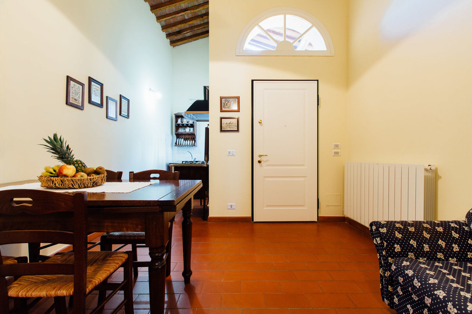 Trilocale con Porticato Privato e Vista Giardino