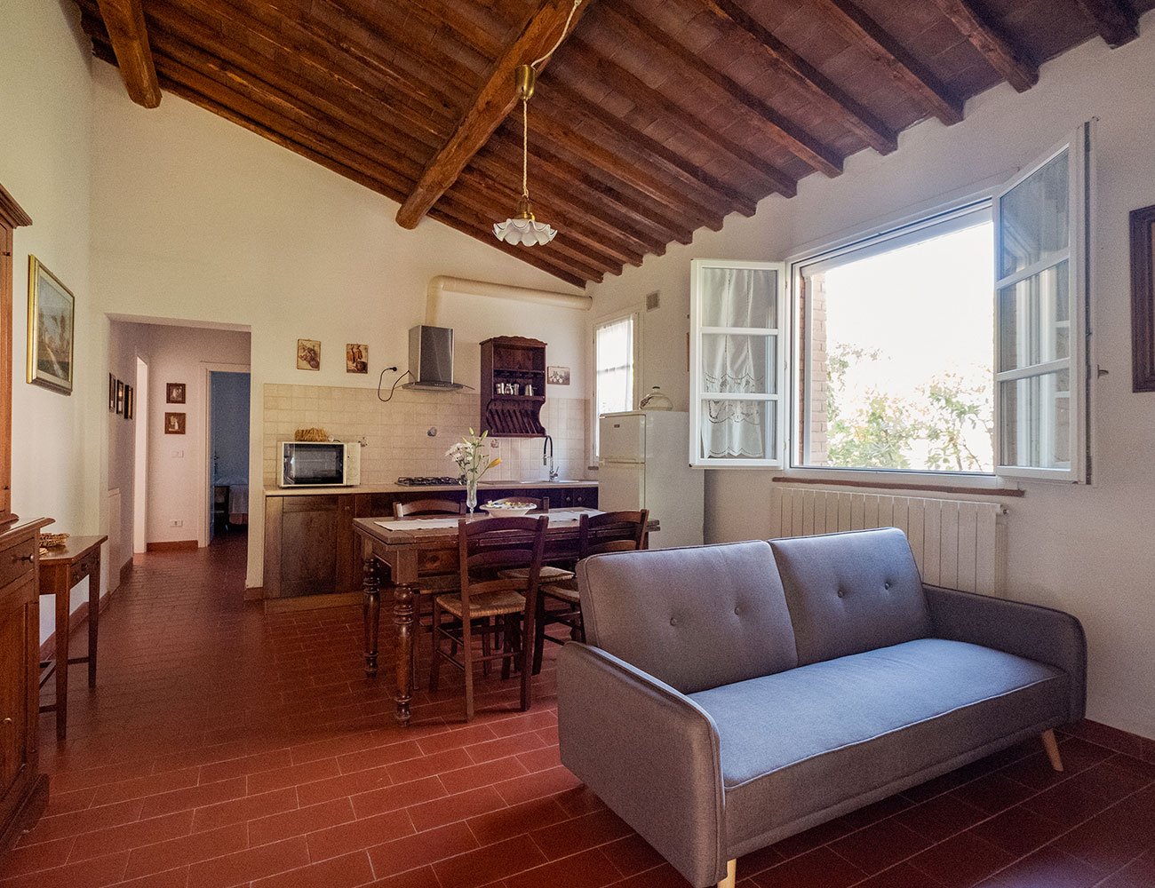 Trilocale con Veranda Privata e Vista Giardino